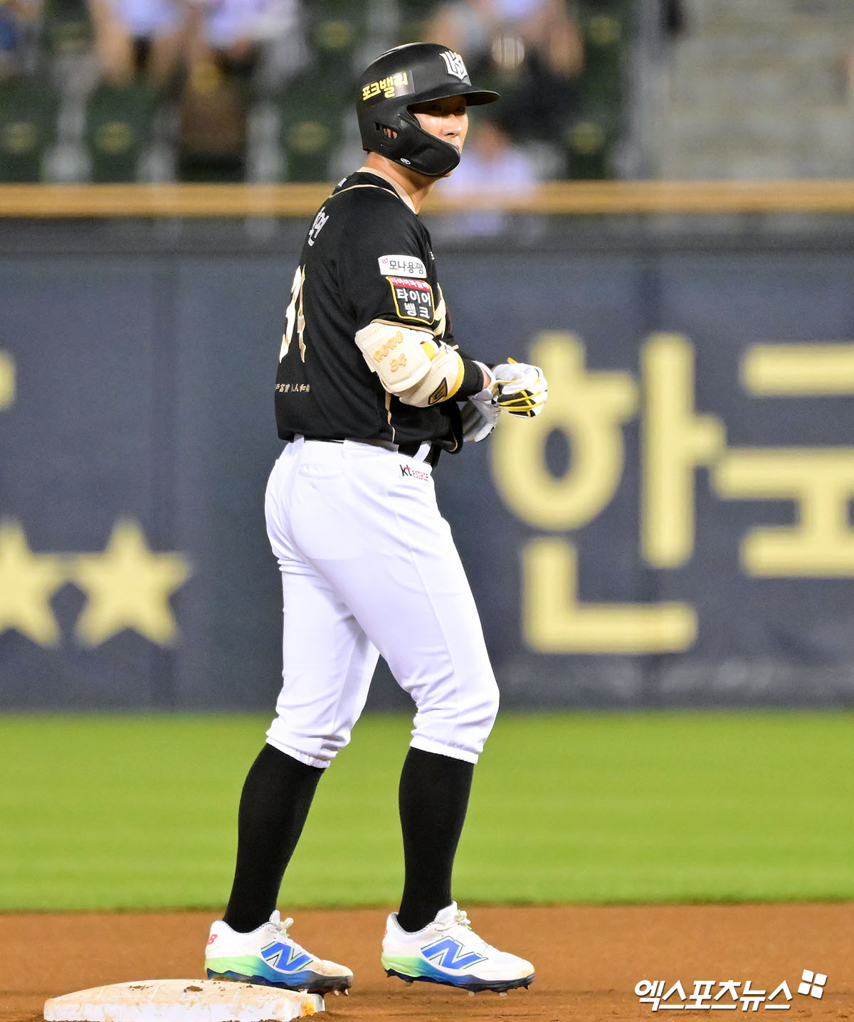 11일 오후 서울 송파구 잠실야구장에서 열린 '2025 신한 SOL Bank KBO리그' KT 위즈와 LG 트윈스의 경기, 6회초 KT 이호연이 2루타를 날리고 있다. 엑스포츠뉴스 DB