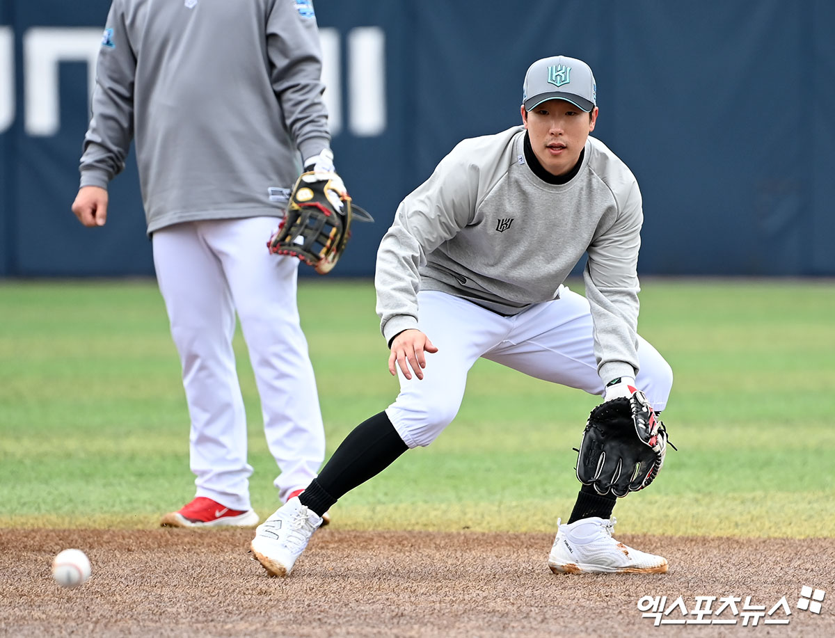 2일 오전 부산 기장 현대차 드림 볼파크에서 진행된 KT 위즈 스프링캠프, KT 이호연이 수비훈련에 임하고 있다. 엑스포츠뉴스 DB