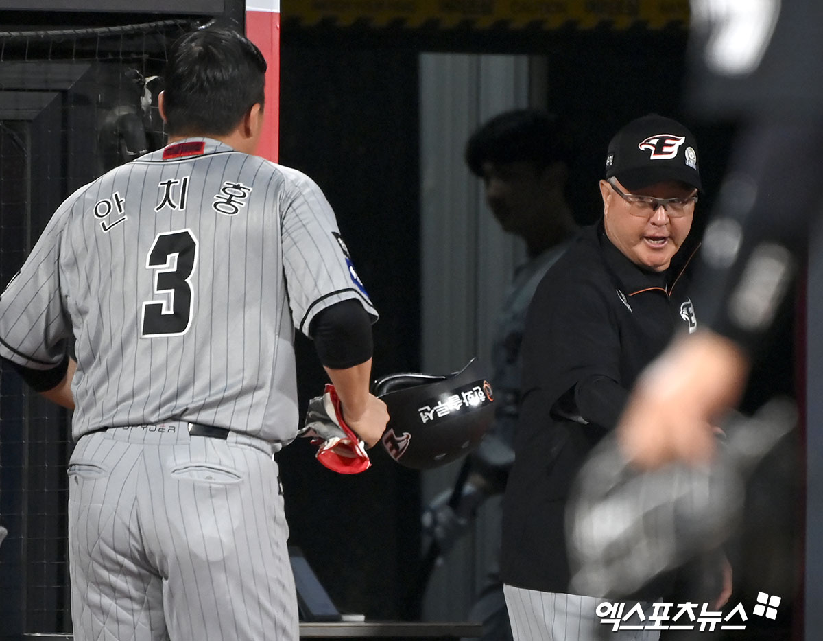 한화 이글스 내야수 안치홍(왼쪽)이 11월 19일 열린 2026 KBO 2차 드래프트를 통해 키움 히어로즈로 이적했다. 사진 엑스포츠뉴스 DB