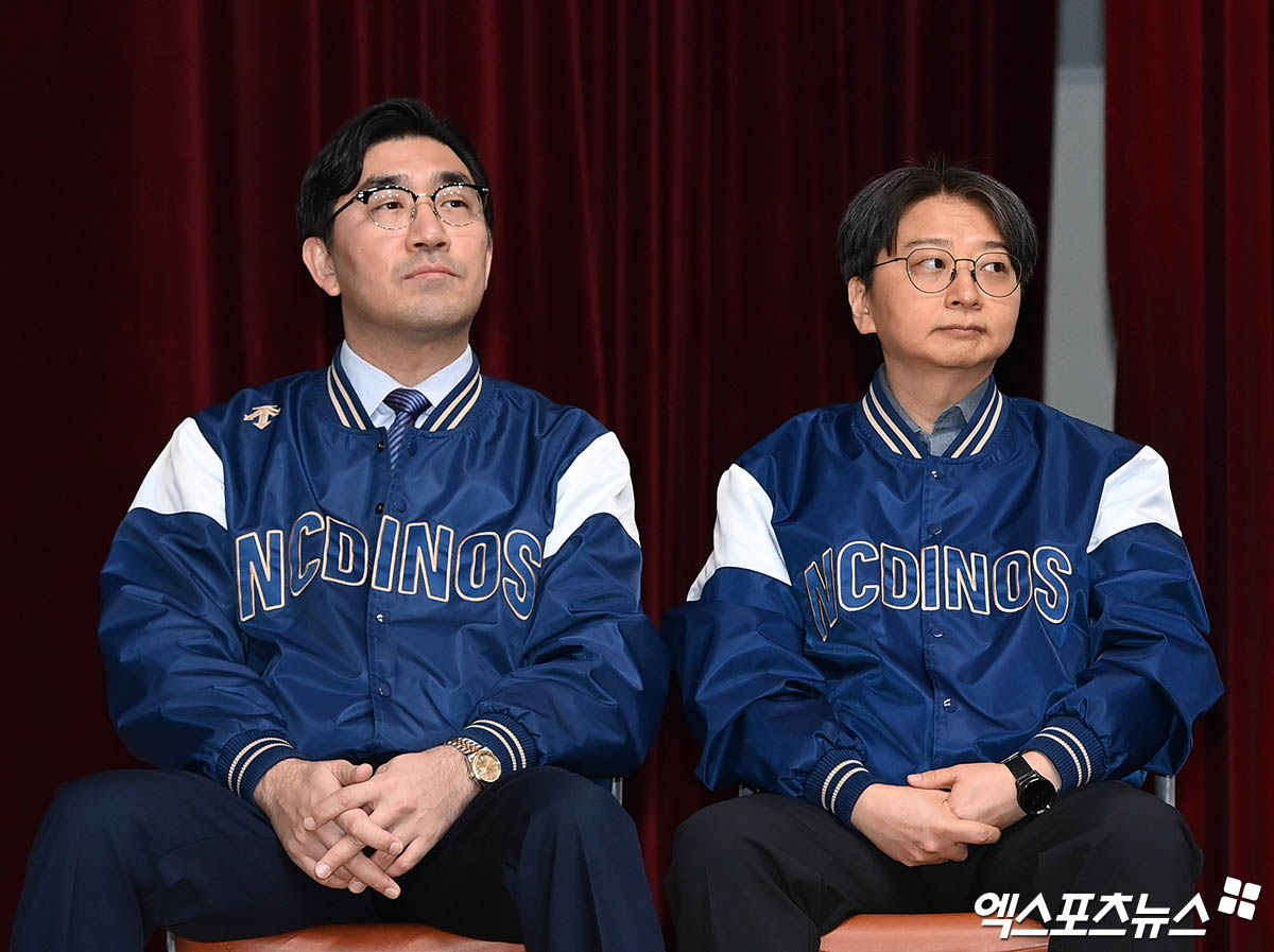 31일 오후 경상남도 창원시 마산종합운동장 올림픽기념관공연장에서 NC 다이노스 4대 사령탑으로 선임된 이호준 신임 감독 취임식이 진행됐다.   이날 취임식에 참석한 이진만 대표이사와 임선남 단장이 선수단을 바라보고 있다. 엑스포츠뉴스 DB