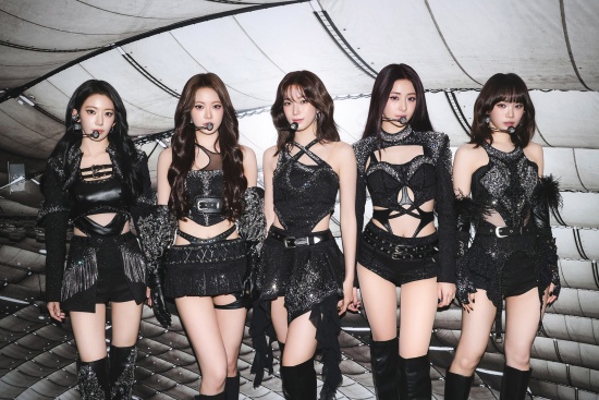 (왼쪽부터) 사쿠라, 홍은채, 카즈하, 허윤진, 김채원.