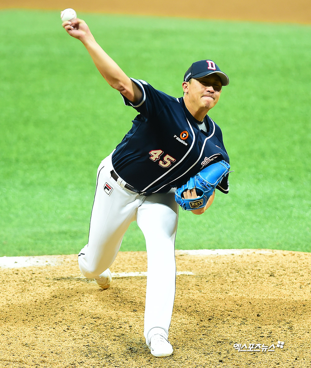 26일 오후 서울 구로구 고척스카이돔에서 열린 '2019 신한은행 MY CAR KBO 포스트시즌' 두산 베어스와 키움 히어로즈의 한국시리즈 4차전 경기, 9회말 두산 이용찬이 공을 힘차게 던지고 있다. 엑스포츠뉴스 DB