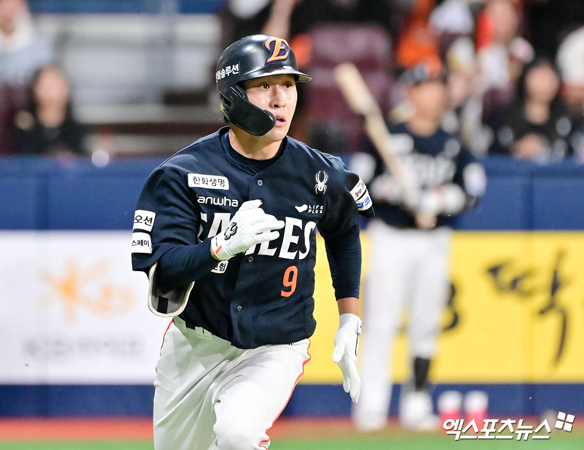 9일 오후 서울 구로구 고척스카이돔에서 열린 '2025 신한 SOL Bank KBO리그' 한화 이글스와 키움 히어로즈의 경기, 한화가 문현빈의 결승 솔로포에 힘입어 키움에 7:5로 승리하며 26년 만에 10연승을 기록했다.  9회초 2사 3루 한화 이상혁이 1타점 2루타를 날리고 있다. 엑스포츠뉴스 DB
