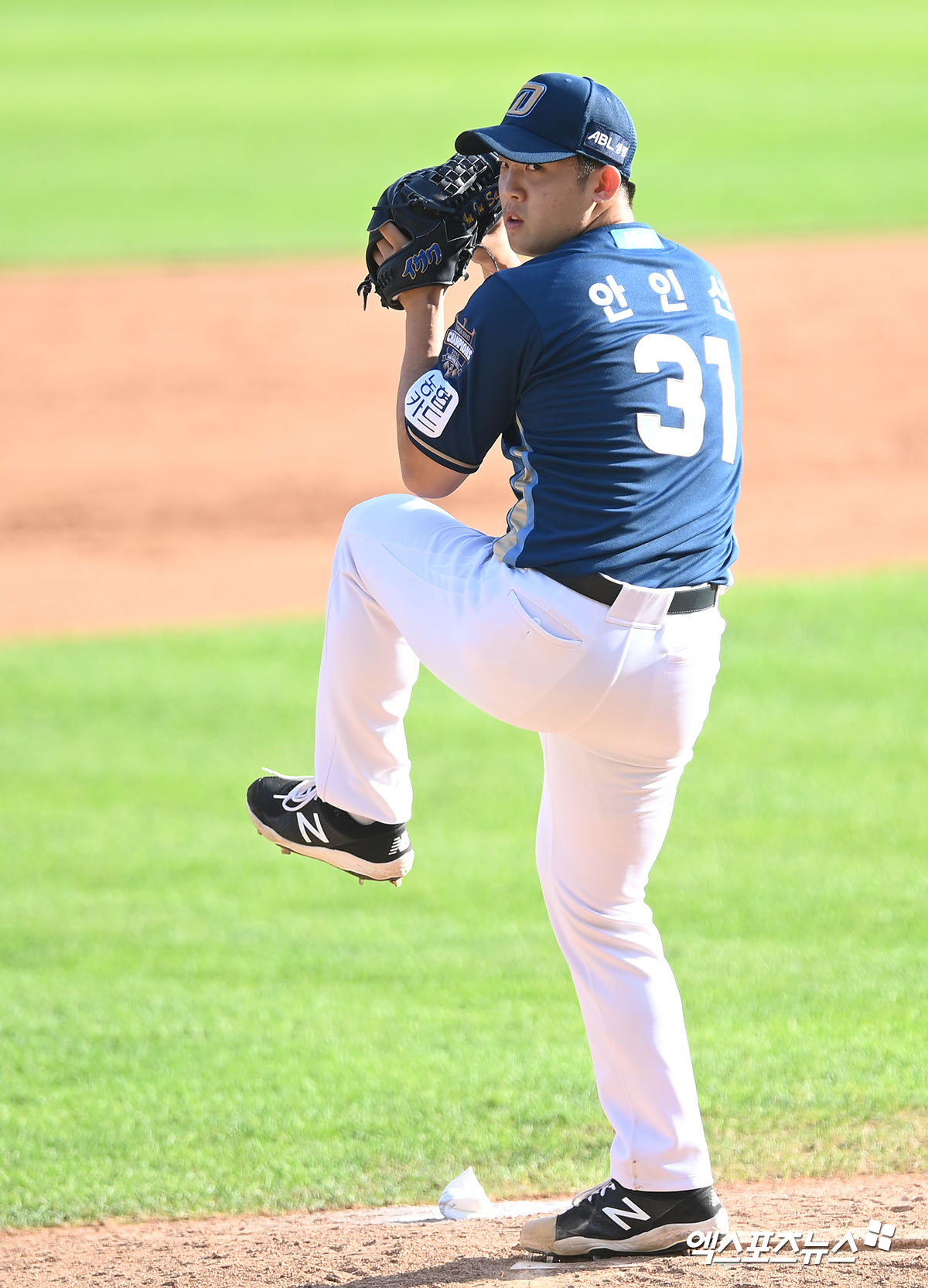 21일 오후 서울 송파구 잠실야구장에서 열린 '2021 신한은행 SOL KBO리그' NC 다이노스와 두산 베어스의 경기, 8회말 NC 안인산이 공을 힘차게 던지고 있다. 엑스포츠뉴스 DB