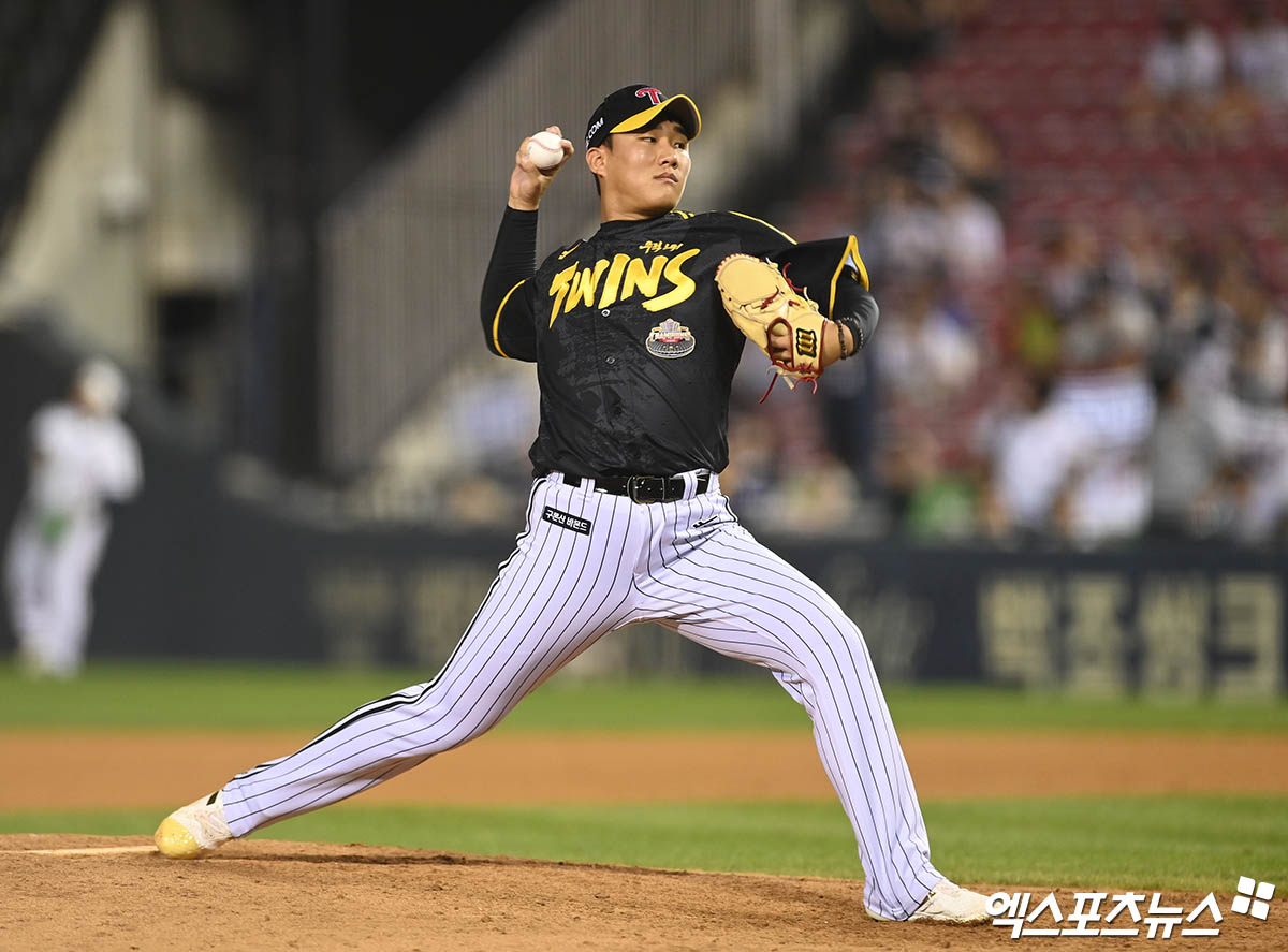 8일 오후 서울 송파구 잠실야구장에서 열린 '2024 신한 SOL Bank KBO리그' LG 트윈스와 두산 베어스의 경기, 9회말 LG 김영준이 역투하고 있다. 엑스포츠뉴스 DB