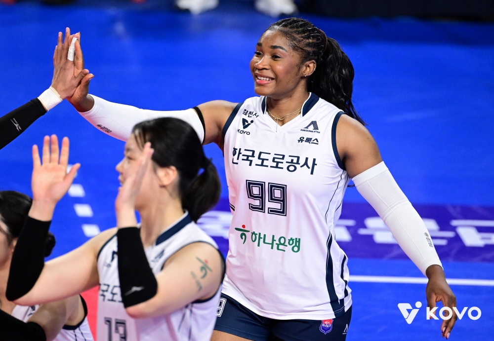 19일 오후 화성실내체육관에서 열린 진에어 2025-2026 V-리그 여자부 2라운드 IBK기업은행과 한국도로공사의 경기, 도로공사가 세트스코어 3:0으로 승리하면서 승점 3점을 획득했다. 도로공사 모마가 팀 동료들과 기쁨을 나누고 있다. KOVO