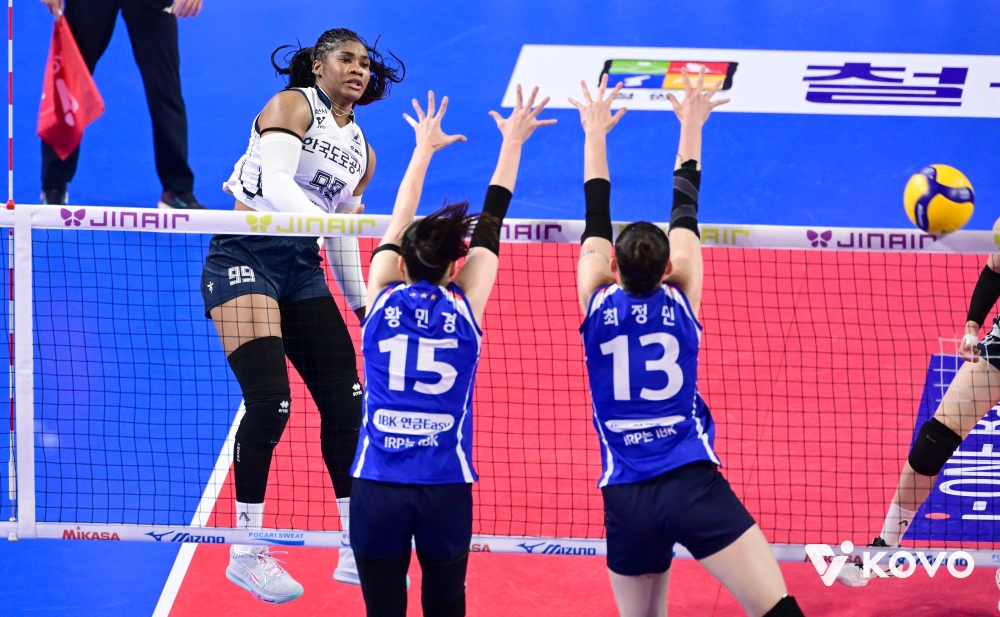 19일 오후 화성실내체육관에서 열린 진에어 2025-2026 V-리그 여자부 2라운드 IBK기업은행과 한국도로공사의 경기, 도로공사가 세트스코어 3:0으로 승리하면서 승점 3점을 획득했다. 도로공사 모마가 공격을 시도하고 있다. KOVO