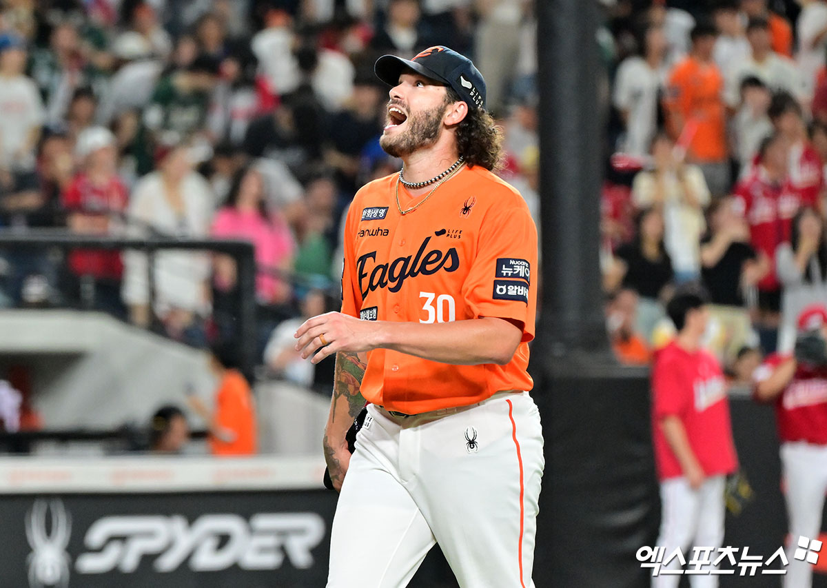 22일 오후 대전 한화생명 볼파크에서 열린 '2025 신한 SOL Bank KBO리그' SSG 랜더스와 한화 이글스의 경기, 6회초 수비를 마친 한화 폰세가 소리를 지르고 있다. 엑스포츠뉴스 DB
