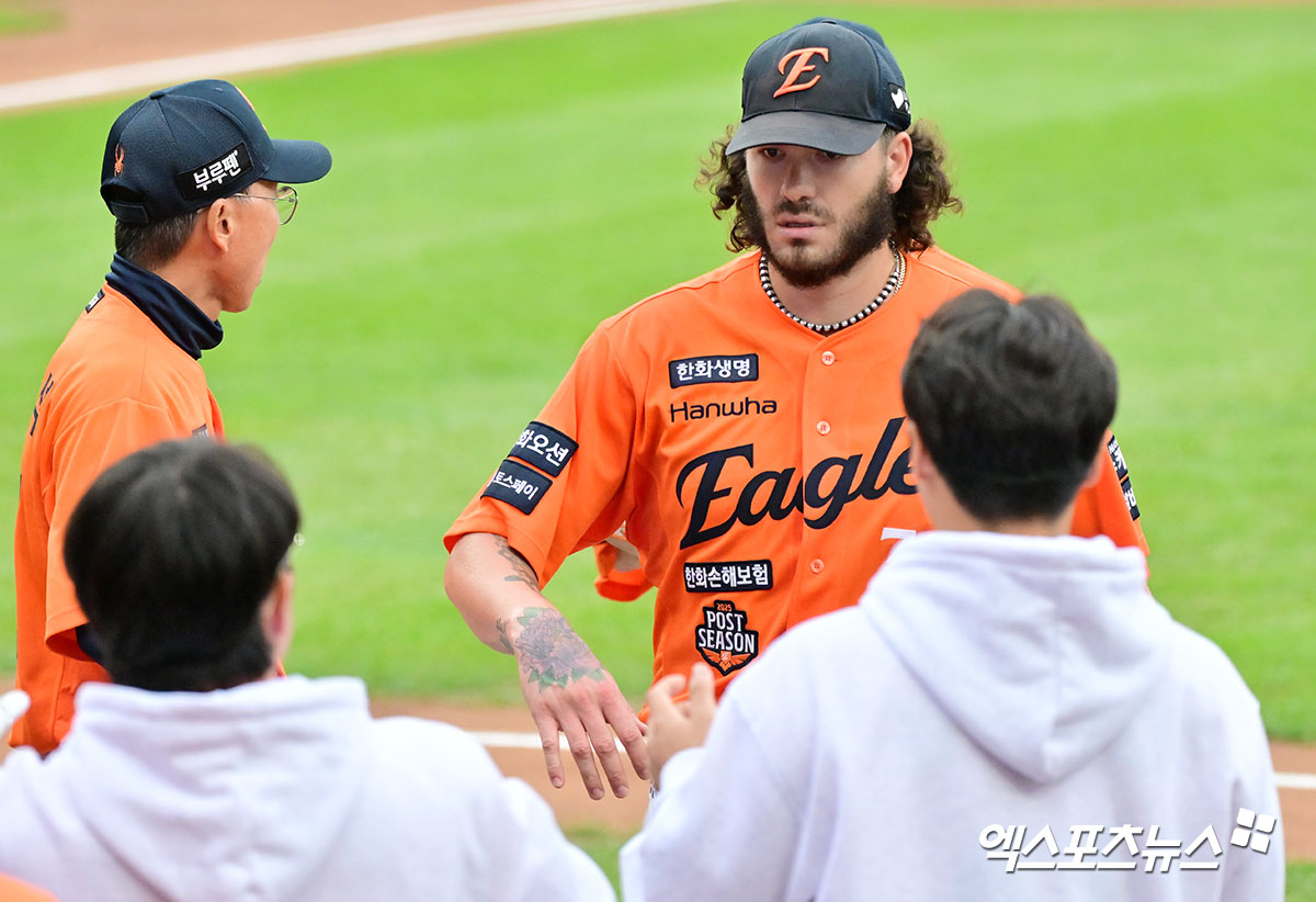 18일 오후 대전 한화생명 볼파크에서 열린 '2025 신한 SOL Bank KBO 포스트시즌' 삼성 라이온즈와 한화 이글스의 플레이오프 1차전 경기, 1회초 수비를 마친 한화 폰세가 포효하고 있다. 엑스포츠뉴스 DB