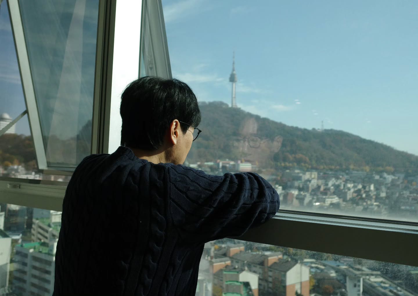 창 밖을 바라보는 지석진