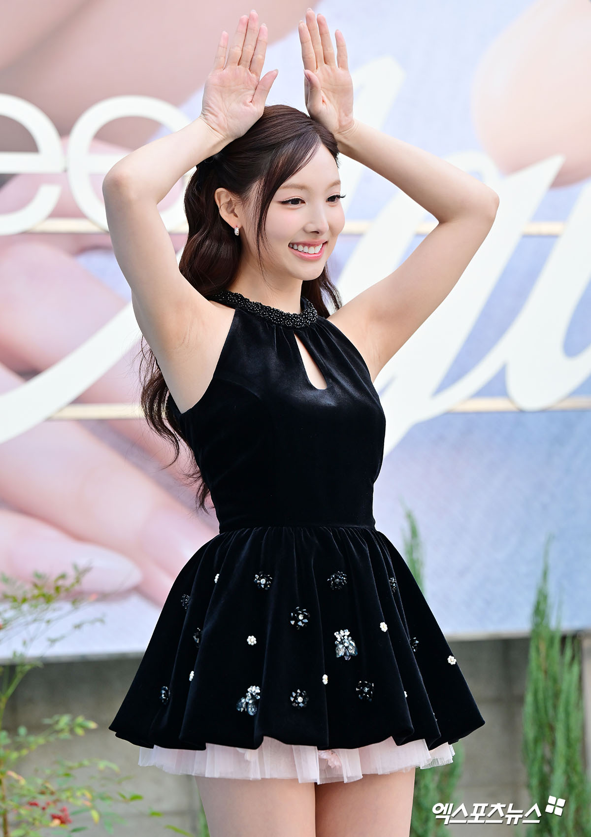 트와이스 나연이 포즈를 취하고 있다.