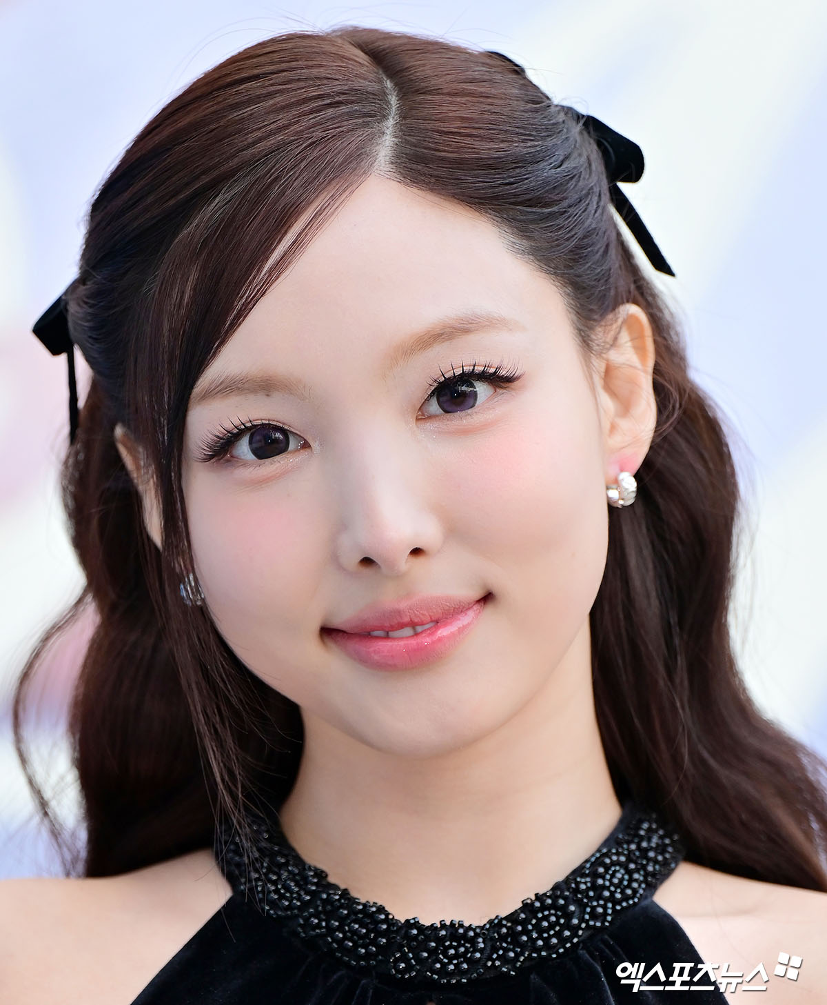 트와이스 나연이 포즈를 취하고 있다.