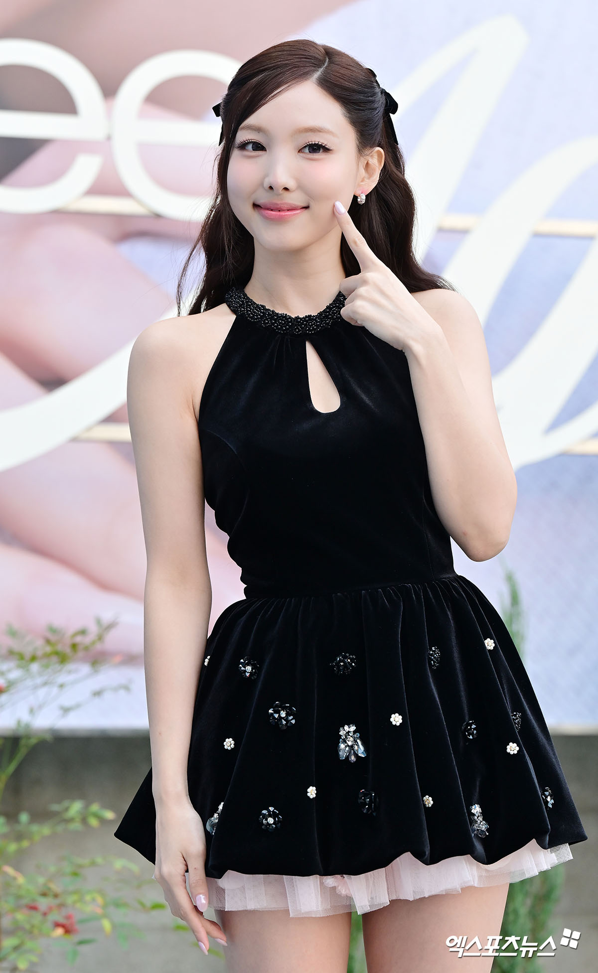 트와이스 나연이 포즈를 취하고 있다.