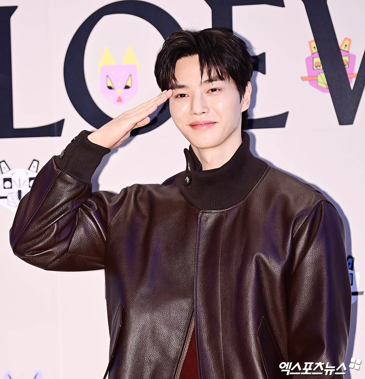 각 잡힌 거수경례