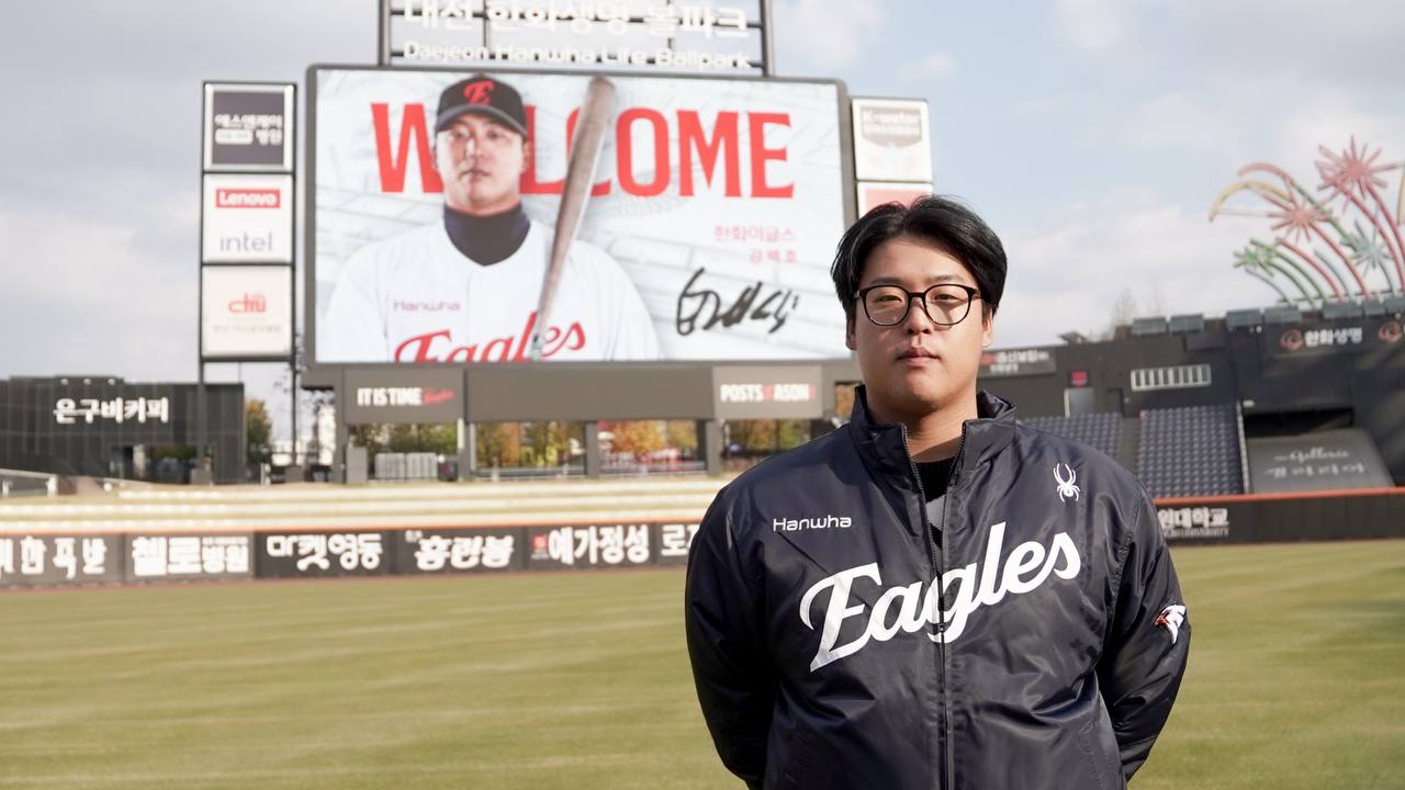 한화 이글스는 20일 강백호와 4년 최대 100억원(계약금 50억원, 연봉 30억원)에 FA 계약을 맺었다고 공식 발표했다. 한화는 올 시즌 32홈런을 기록한 우타 거포 노시환과 함께 강백호라는 좌타 거포의 합류를 통해 강력하고 위압감 있는 타선을 구축할 수 있게 됐다고 기대했다. 한화 이글스