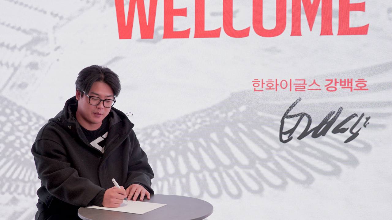 강백호가 11월 20일 한화 이글스와 계약기간 4년, 총액 100억 원의 조건에 FA(자유계약) 계약을 체결하고 KT 위즈에서 이적했다. 사진 한화 이글스