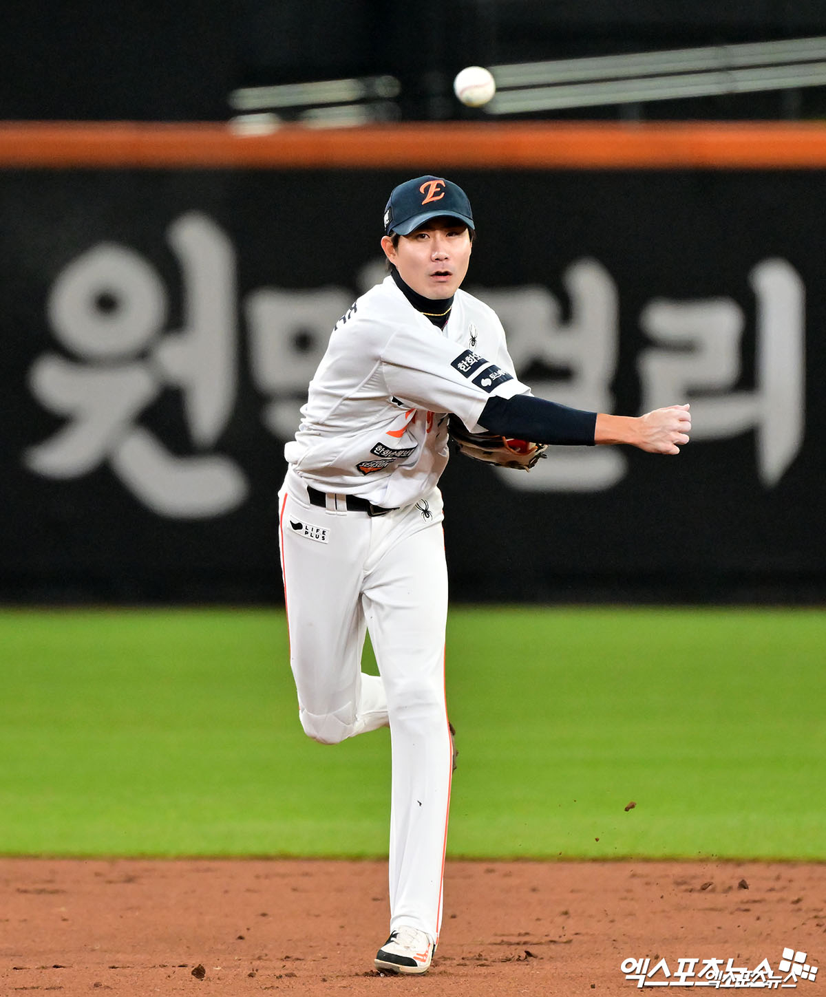 30일 오후 대전 한화생명 볼파크에서 열린 '2025 신한 SOL Bank KBO 한국시리즈' LG 트윈스와 한화 이글스의 4차전 경기, 3회초 한화 심우준이 LG 구본혁의 타구를 처리하고 있다. 엑스포츠뉴스DB
