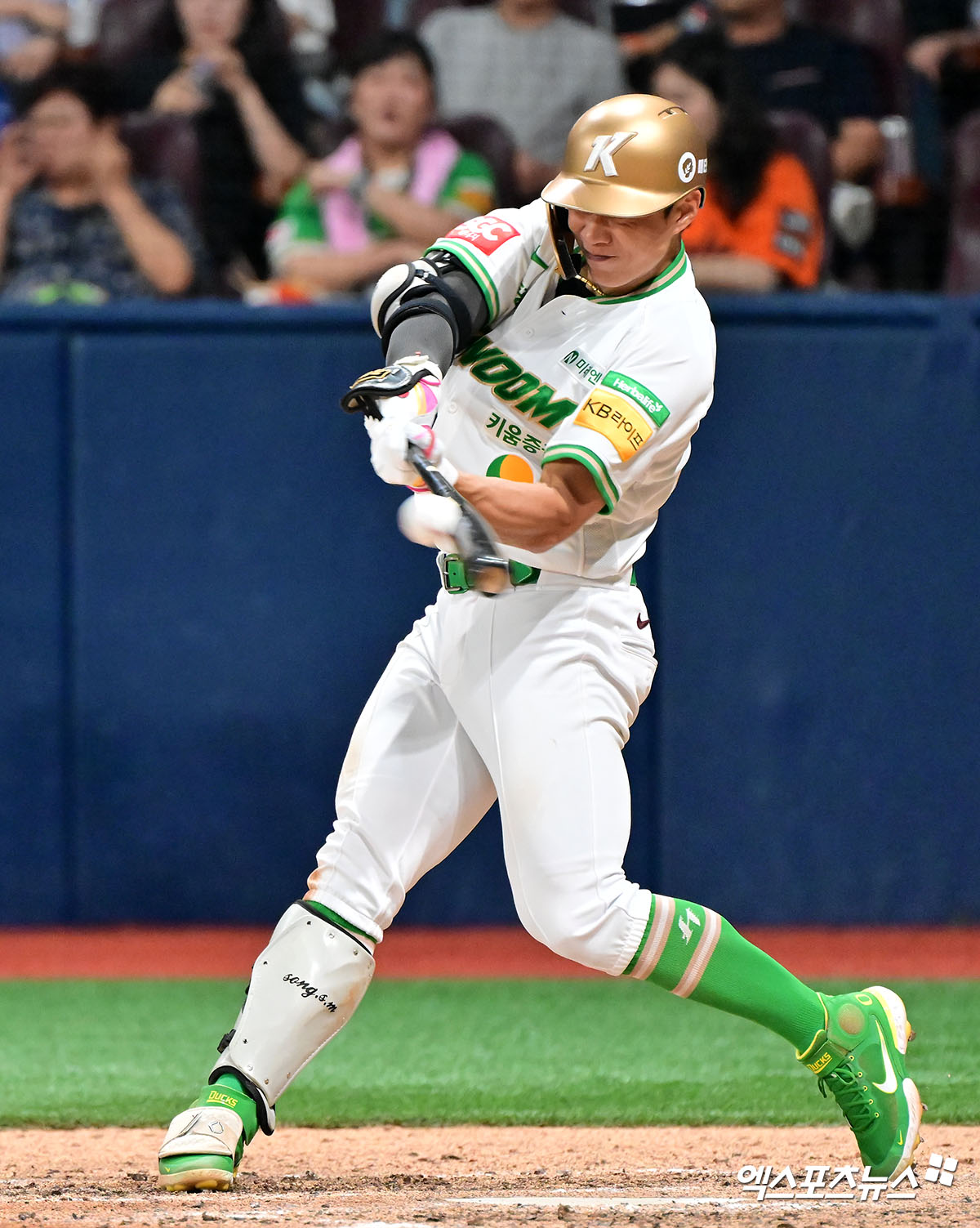 키움 히어로즈가 21일 한국야구위원회에 내야수 송성문에 대한 포스팅 공시를 요청했다. 이후 KBO는 송성문을 MLB 30개 구단에 포스팅해 줄 것을 MLB 사무국에 요청했다. MLB 사무국은 21일(미국 동부시간 기준) 송성문의 포스팅을 30개 구단에 고지할 예정이다. MLB 30개 구단은 고지 다음 날인 22일 오전 8시부터 12월 21일 오후 5시까지 송성문과 협상할 수 있다. 엑스포츠뉴스 DB