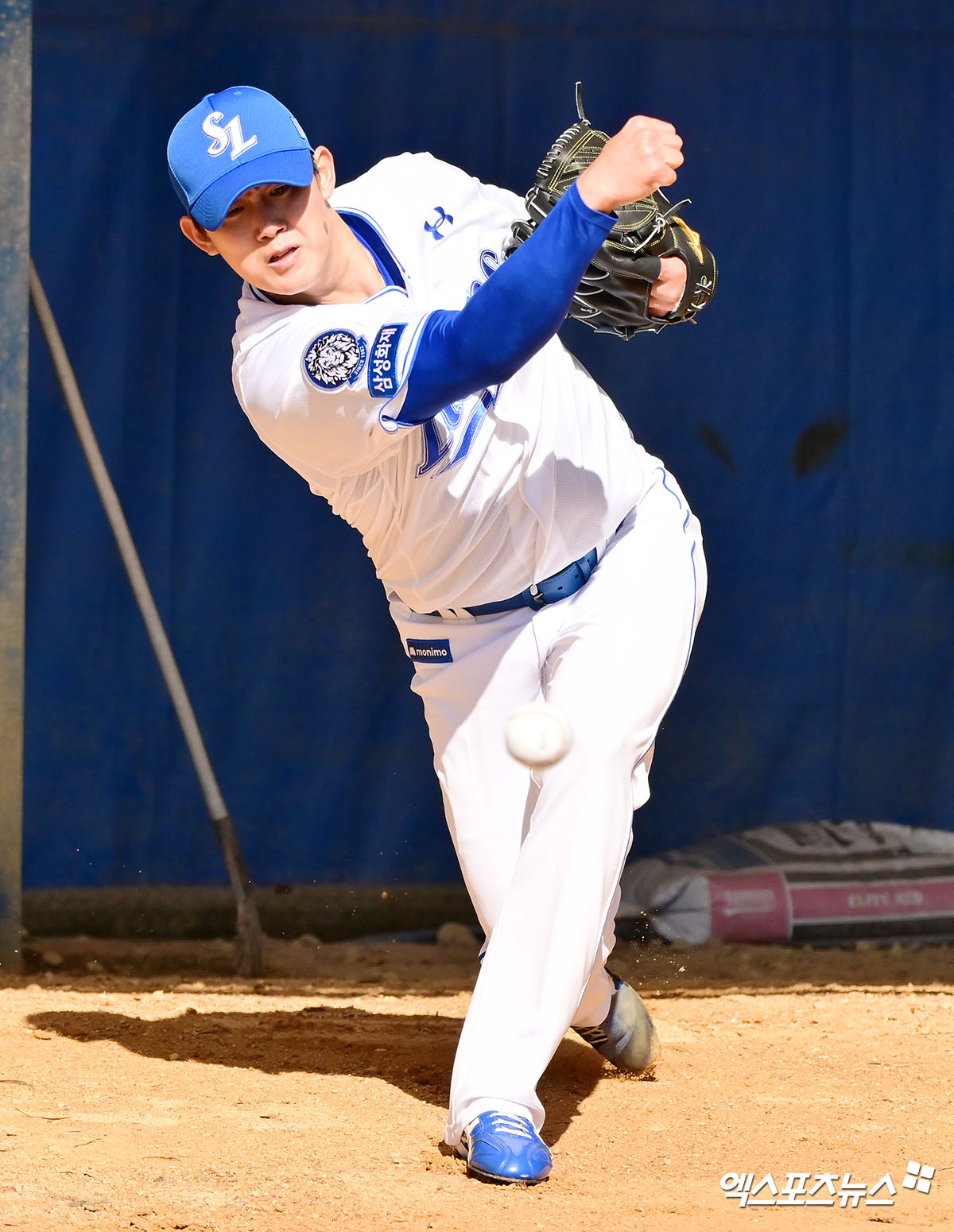 25일 오후 일본 오키나와 온나손 구장에서 열리는 SSG 랜더스와 삼성 라이온즈의 연습경기, 삼성 김대우가 불펜 피칭을 하고 있다. 엑스포츠뉴스 DB