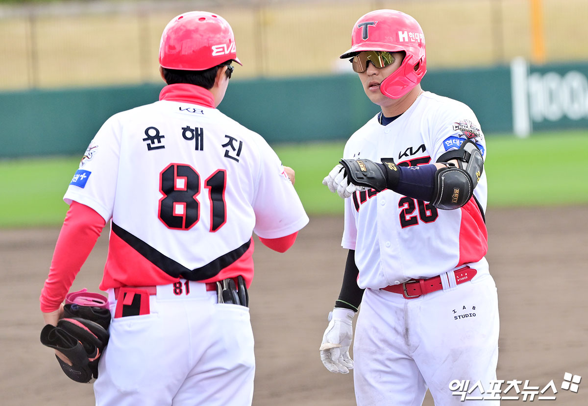 27일 오후 일본 오키나와 킨 구장에서 열린 LG 트윈스와 KIA 타이거즈의 연습경기, 5회말 2사 2루 KIA 한승택이 1타점 적시타를 날린 후 귀루하고 있다. 엑스포츠뉴스 DB