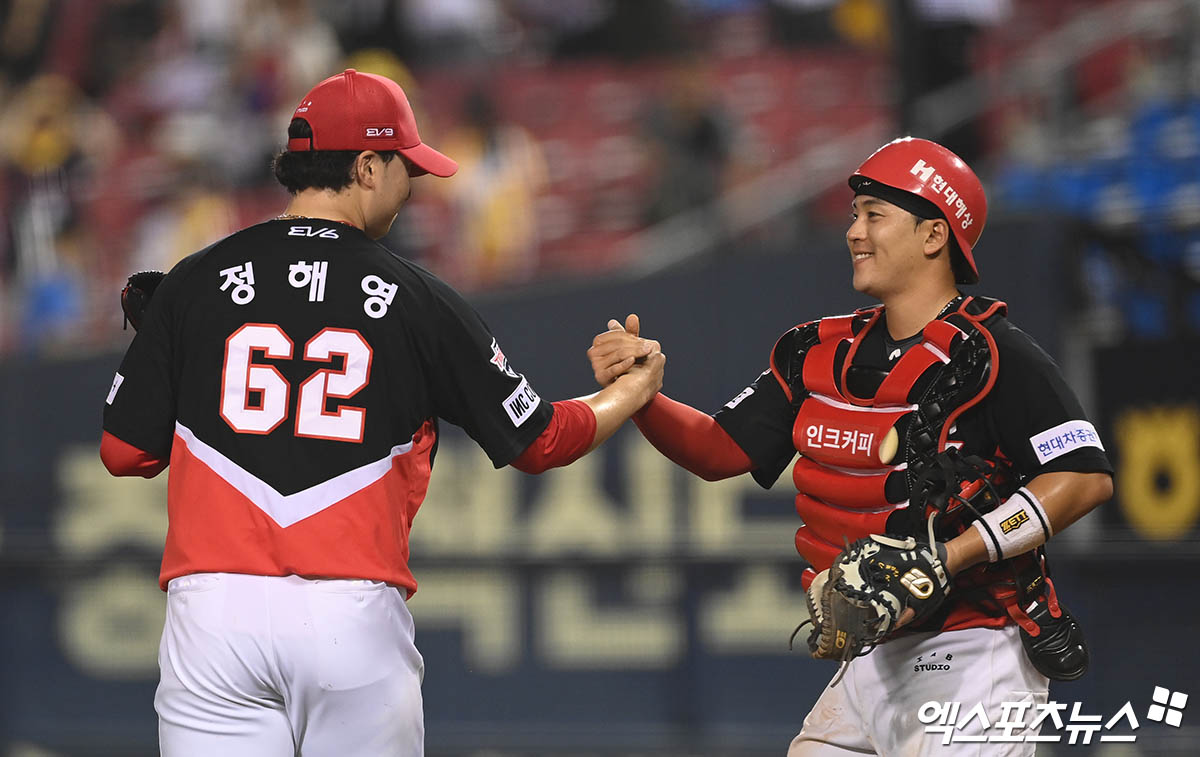 18일 오후 서울 송파구 잠실야구장에서 열린 '2024 신한 SOL Bank KBO리그' KIA 타이거즈와 LG 트윈스의 경기, KIA가 4:0의 스코어로 승리하며 시리즈 스윕을 달성했다. 경기 종료 후 KIA 정해영과 한승택이 승리의 기쁨을 나누고 있다. 엑스포츠뉴스 DB