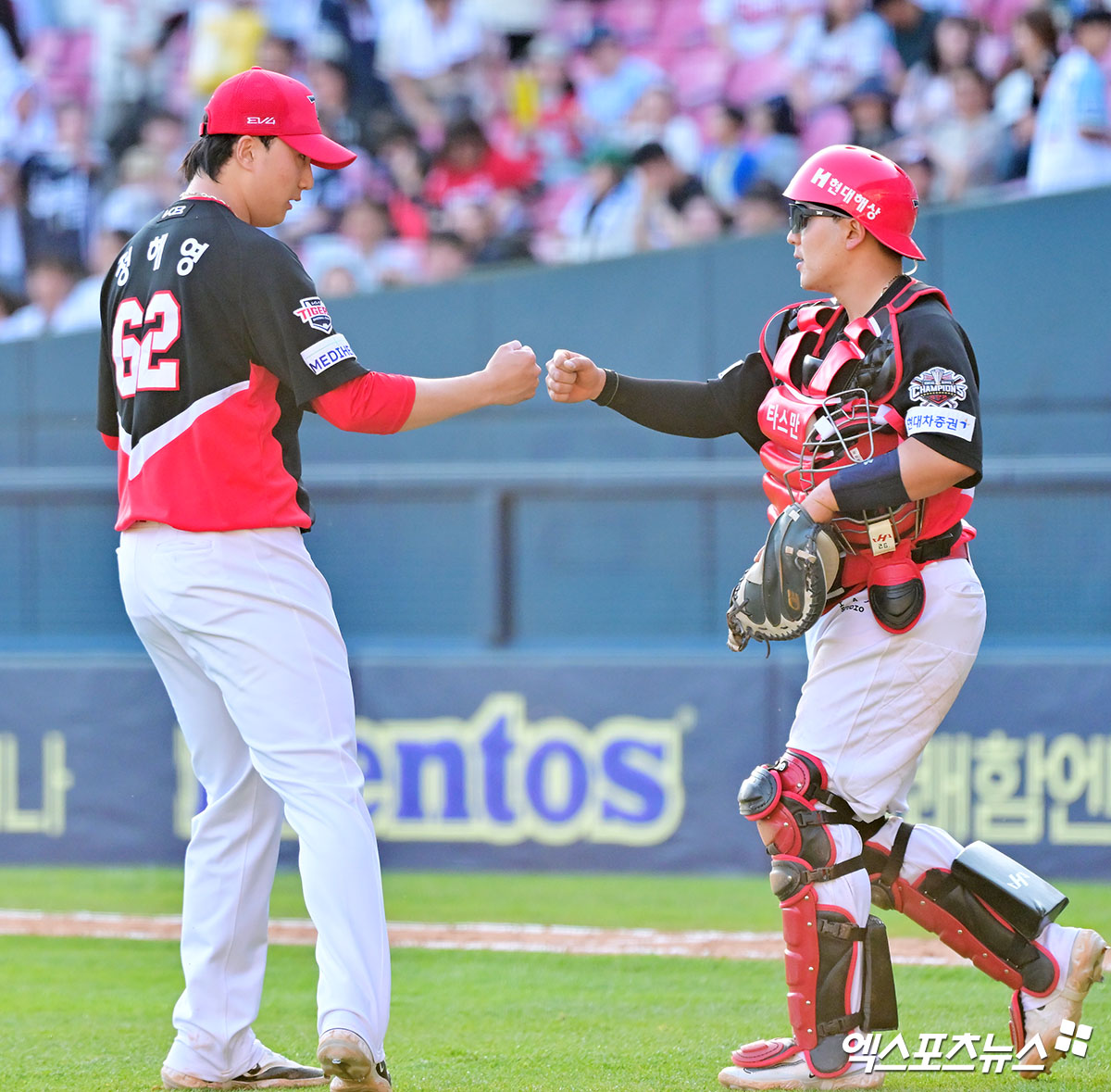 20일 오후 서울 송파구 잠실야구장에서 열린 '2025 신한 SOL Bank KBO리그' KIA 타이거즈와 두산 베어스의 경기, KIA가 두산에 6:2로 역전승을 거두며 위닝시리즈를 달성했다. 이날 경기에서 승리한 KIA 선수들이 기뻐하고 있다. 엑스포츠뉴스 DB