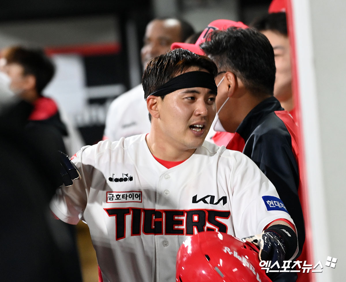 12일 오후 광주-기아 챔피언스 필드에서 열린 ’2022 신한은행 SOL KBO리그’ 롯데 자이언츠와 KIA 타이거즈의 경기, 8회말 2사 1,2루 KIA 한승택이 고종욱의 2타점 2루타때 득점에 성공한 후 더그아웃에서 하이파이브를 하고 있다. 엑스포츠뉴스 DB