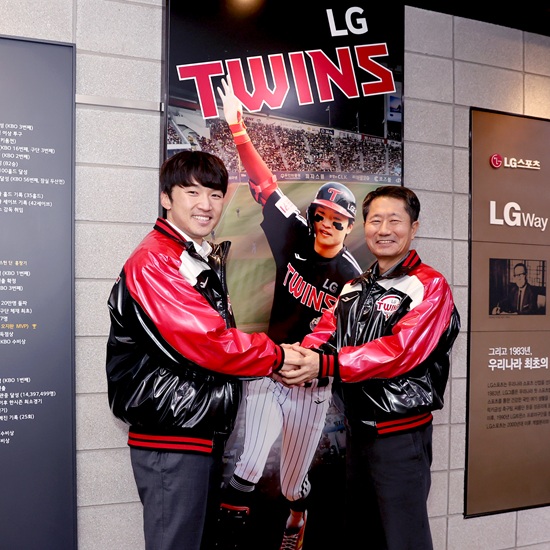 LG는 21일 '박해민과 계약기간 4년 총액 65억원(계약금 35억원, 연봉 25억원, 인센티브 5억원)에 FA 계약을 체결했다'고 공식 발표했다. 박해민은 귀국 후 지난 18일 차명석 LG 단장과 만나 다른 구단 오퍼도 들어보고 싶다는 뜻을 전했다. 실제로 그는 외야 수비 보강을 원하는 다른 팀의 영입 타겟이 된 것으로 알려졌다. 3일이 지난 이날 LG와 재계약에 도장을 찍으면서 동행을 이어나가기로 했다. LG 트윈스