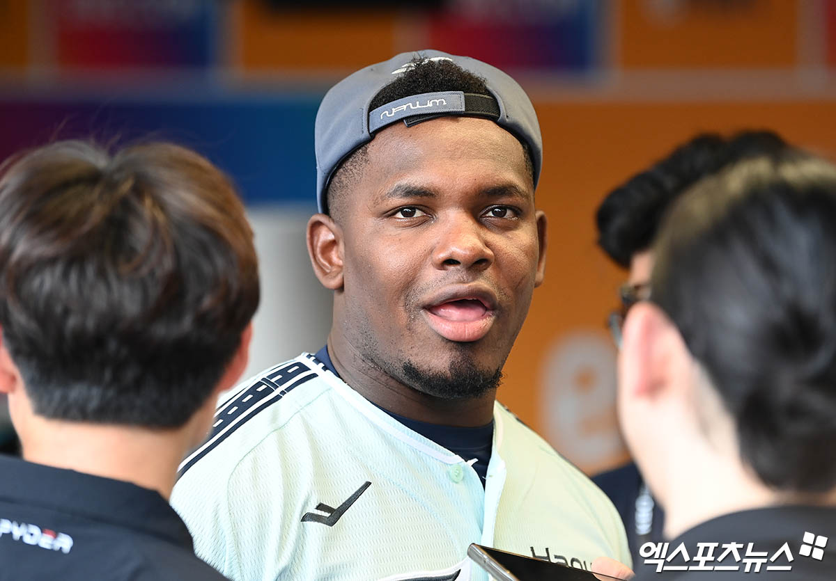 베네수엘라 프로야구리그(LVBP)는 21일(한국시간) 공식 홈페이지를 통해 '아길라스 델 줄리아는 이번 주 로스터를 조정했다. 한국으로 건너가게 된 페라자의 이탈이 확정됐다'고 알렸다. 다수 현지 매체 보도에 따르면 페라자는 지난 19일 마르가리타 브라보스와의 경기를 끝으로 소속팀 아길라스 선수단에서 이탈했다. 한국으로 이동해 메디컬 테스트를 받고, 한화와의 계약을 마무리 짓기 위함이다. 엑스포츠뉴스 DB