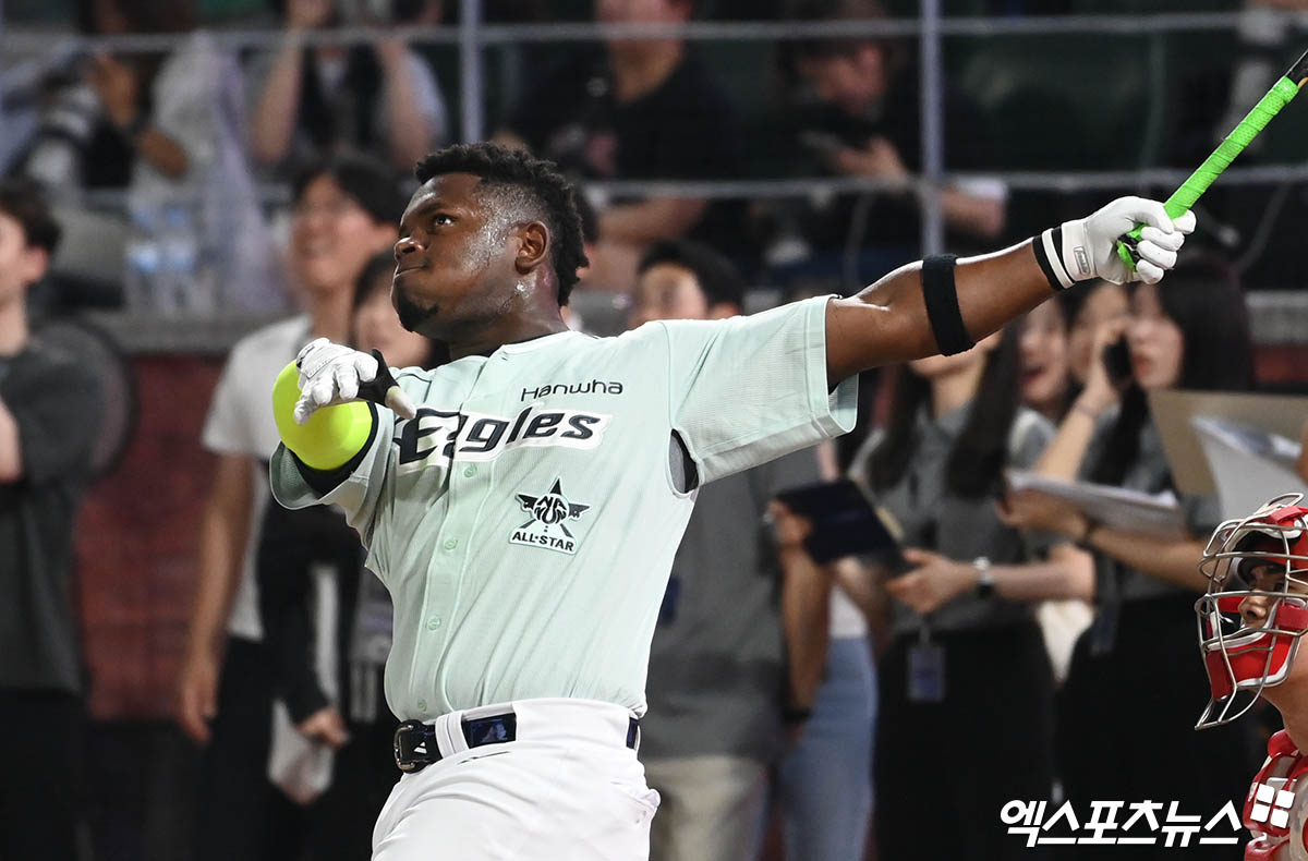 베네수엘라 프로야구리그(LVBP)는 21일(한국시간) 공식 홈페이지를 통해 '아길라스 델 줄리아는 이번 주 로스터를 조정했다. 한국으로 건너가게 된 페라자의 이탈이 확정됐다'고 알렸다. 다수 현지 매체 보도에 따르면 페라자는 지난 19일 마르가리타 브라보스와의 경기를 끝으로 소속팀 아길라스 선수단에서 이탈했다. 한국으로 이동해 메디컬 테스트를 받고, 한화와의 계약을 마무리 짓기 위함이다. 엑스포츠뉴스 DB