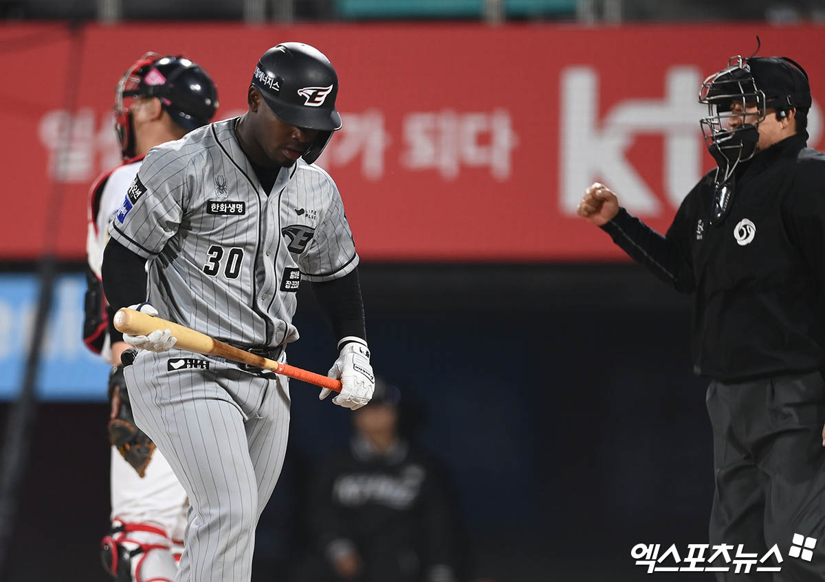 베네수엘라 프로야구리그(LVBP)는 21일(한국시간) 공식 홈페이지를 통해 '아길라스 델 줄리아는 이번 주 로스터를 조정했다. 한국으로 건너가게 된 페라자의 이탈이 확정됐다'고 알렸다. 다수 현지 매체 보도에 따르면 페라자는 지난 19일 마르가리타 브라보스와의 경기를 끝으로 소속팀 아길라스 선수단에서 이탈했다. 한국으로 이동해 메디컬 테스트를 받고, 한화와의 계약을 마무리 짓기 위함이다. 엑스포츠뉴스 DB