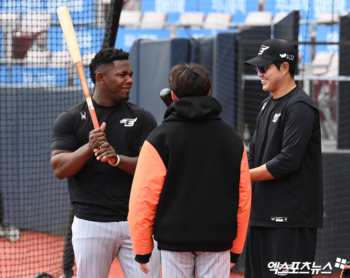 베네수엘라 프로야구리그(LVBP)는 21일(한국시간) 공식 홈페이지를 통해 '아길라스 델 줄리아는 이번 주 로스터를 조정했다. 한국으로 건너가게 된 페라자의 이탈이 확정됐다'고 알렸다. 다수 현지 매체 보도에 따르면 페라자는 지난 19일 마르가리타 브라보스와의 경기를 끝으로 소속팀 아길라스 선수단에서 이탈했다. 한국으로 이동해 메디컬 테스트를 받고, 한화와의 계약을 마무리 짓기 위함이다. 엑스포츠뉴스 DB