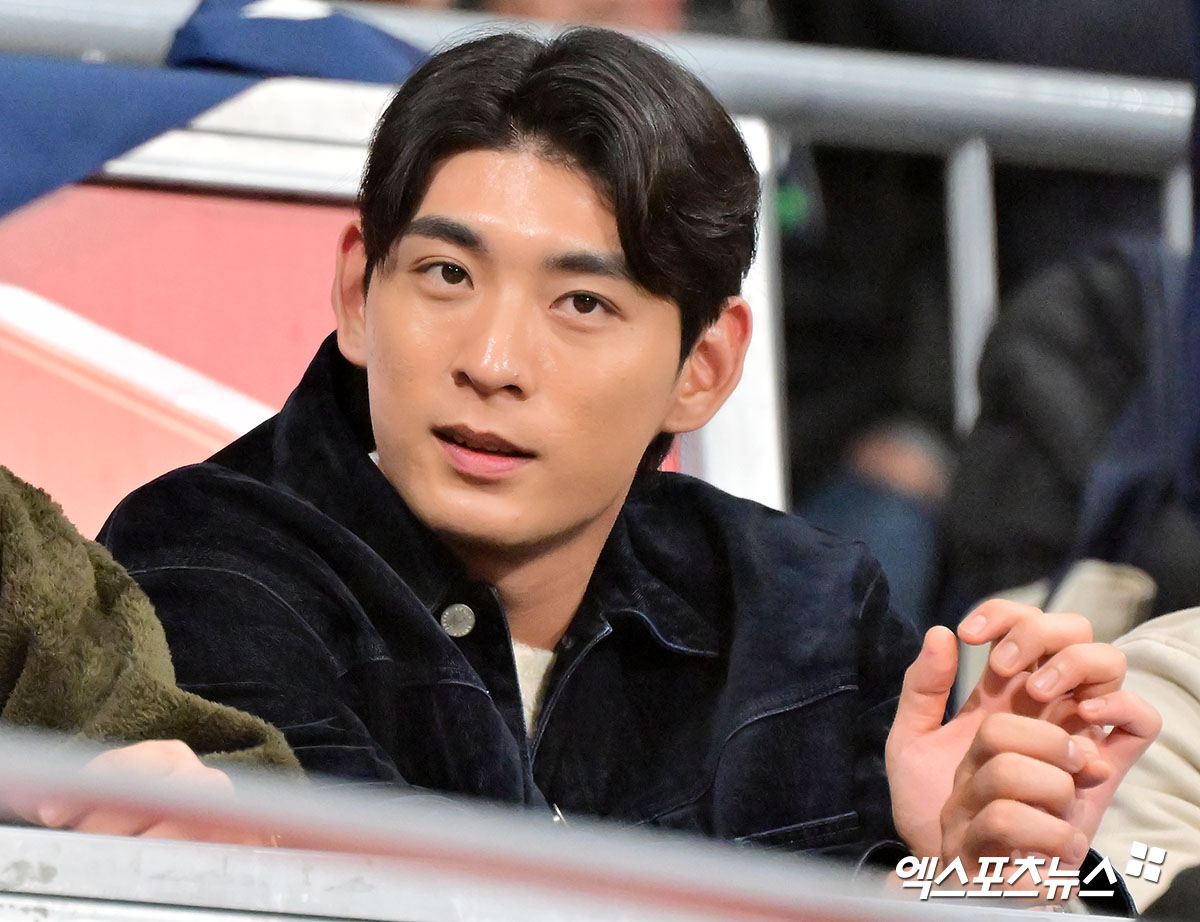 지난 8일 오후 서울 구로구 고척스카이돔에서 열린 '2025 NAVER K-BASEBALL SERIES' 대한민국과 체코의 평가전 경기, 이정후가 경기장을 둘러보고 있다. 엑스포츠뉴스 DB