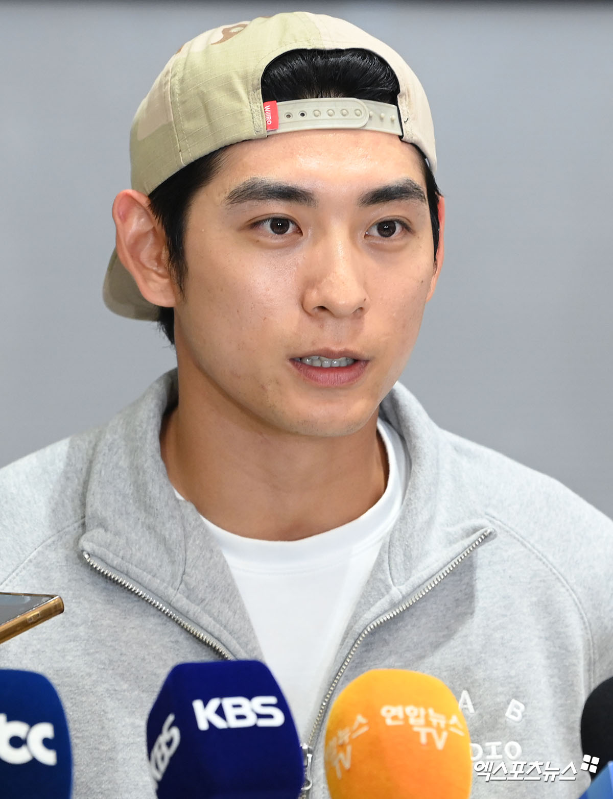 지난 9월 미국프로야구 메이저리그(MLB)에서 시즌을 마친 이정후(샌프란시스코 자이언츠)가 30일 오후 인천국제공항을 통해 귀국했다.  이정후가 입국장을 나서 인터뷰를 하고 있다. 엑스포츠뉴스 DB