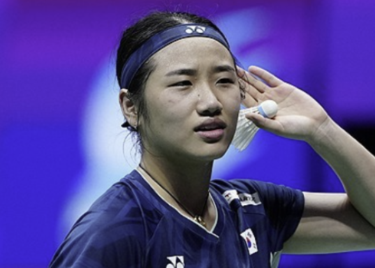 안세영은 21일 호주 시드니 올림픽파크 콰이 아레나에서 열린 2025 세계배드민텬연맹(BWF) 슈퍼 500 여자단식 3회전에서 일본의 스이즈 마나미(세계 38위)를 게임스코어 2-0으로 가볍게 제압했다. 안세영은 이번 대회에서 배드민턴 여자단식 단일시즌 10회 우승 세계신기록에 도전한다. 연합뉴스