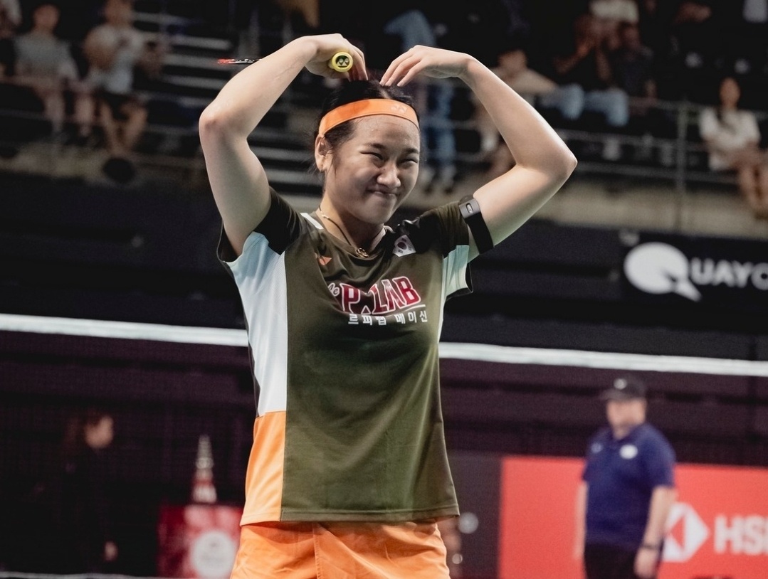 안세영은 21일 호주 시드니 올림픽파크 콰이 아레나에서 열린 2025 세계배드민텬연맹(BWF) 슈퍼 500 여자단식 3회전에서 일본의 스이즈 마나미(세계 38위)를 게임스코어 2-0으로 가볍게 제압했다. 안세영은 이번 대회에서 배드민턴 여자단식 단일시즌 10회 우승 세계신기록에 도전한다. 호주 오픈 SNS