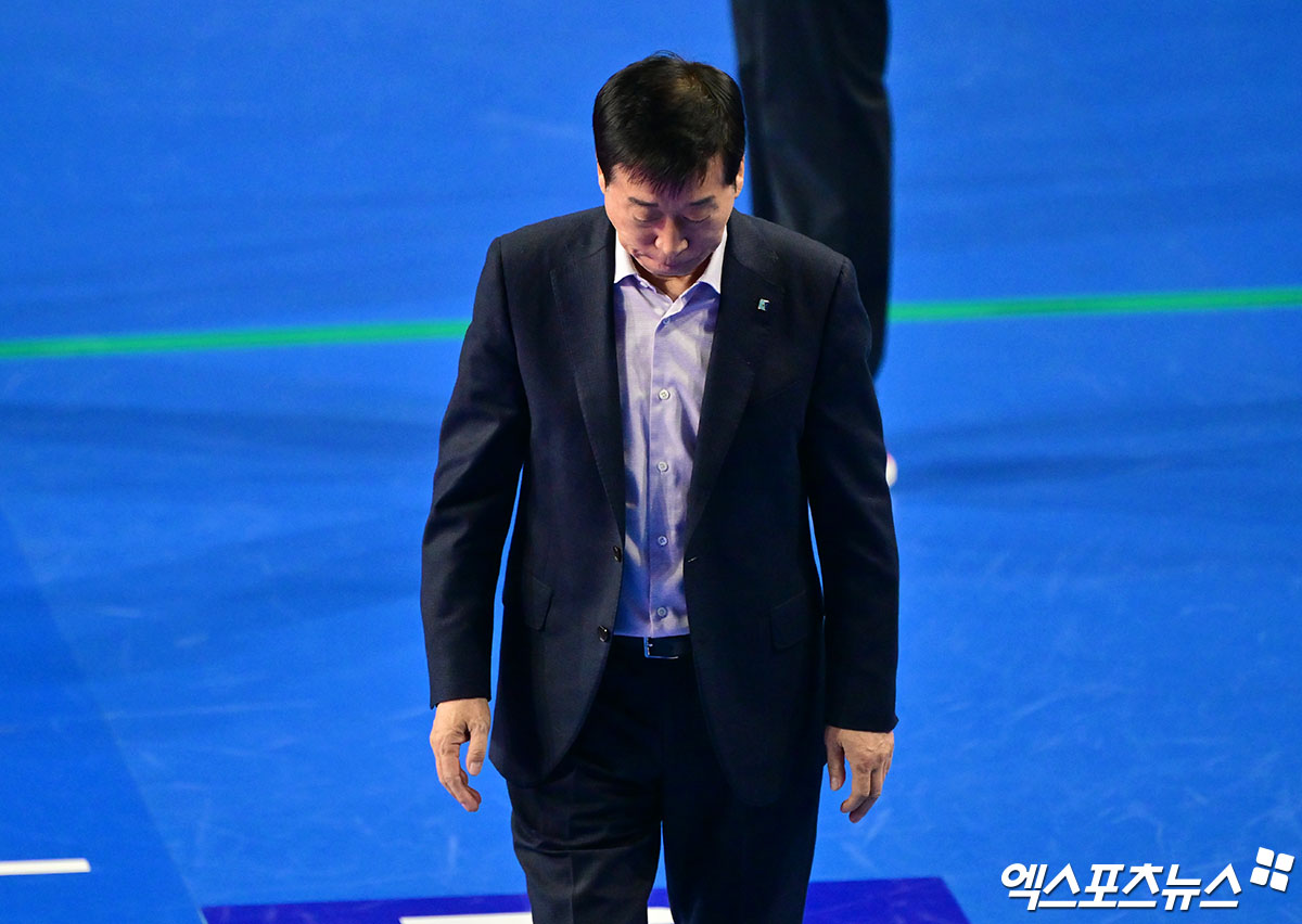 여자프로배구 IBK기업은행이 22일 경기도 화성체육관에서 열린 진에어 2025-2026 V리그 여자부 2라운드 현대건설과의 홈 경기에서 세트 스코어 0-3(22-25 21-25 24-26)으로 패한 직후 김호철 감독의 자진 사퇴를 발표했다. 사진 김한준 기자