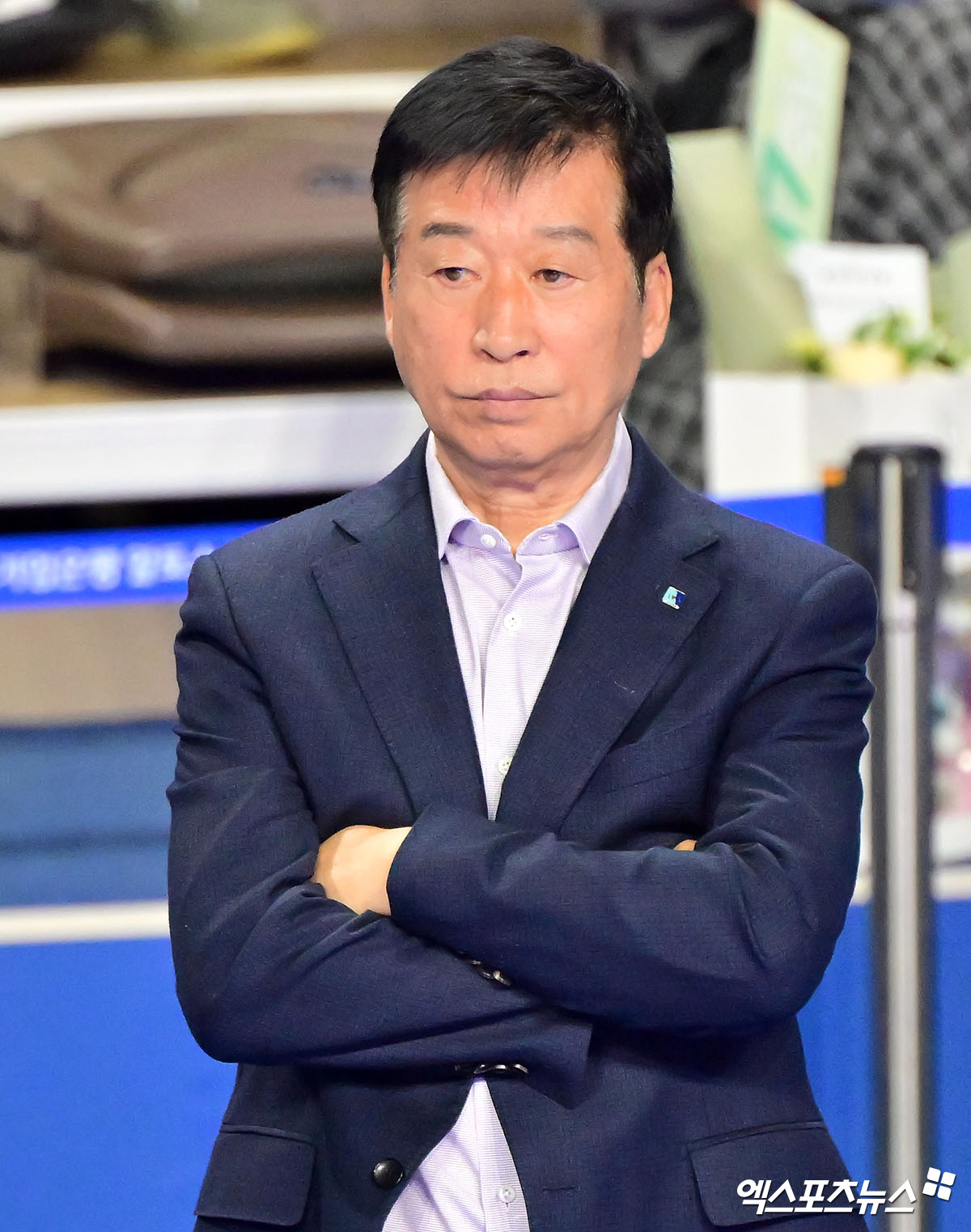 여자프로배구 IBK기업은행이 22일 경기도 화성체육관에서 열린 진에어 2025-2026 V리그 여자부 2라운드 현대건설과의 홈 경기에서 세트 스코어 0-3(22-25 21-25 24-26)으로 패한 직후 김호철 감독의 자진 사퇴를 발표했다. 사진 김한준 기자