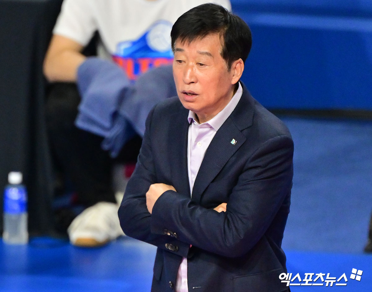여자프로배구 IBK기업은행이 22일 경기도 화성체육관에서 열린 진에어 2025-2026 V리그 여자부 2라운드 현대건설과의 홈 경기에서 세트 스코어 0-3(22-25 21-25 24-26)으로 패한 직후 김호철 감독의 자진 사퇴를 발표했다. 사진 김한준 기자
