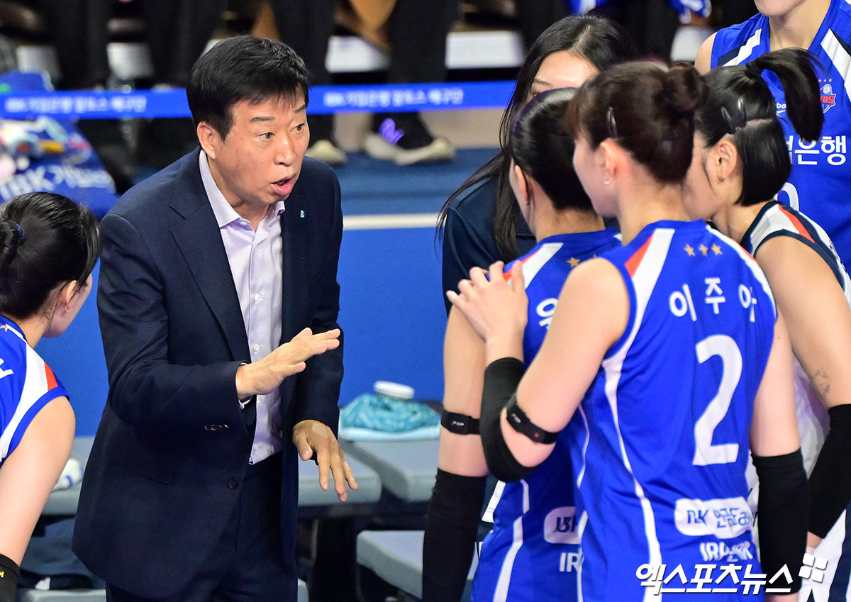 여자프로배구 IBK기업은행이 22일 경기도 화성체육관에서 열린 진에어 2025-2026 V리그 여자부 2라운드 현대건설과의 홈 경기에서 세트 스코어 0-3(22-25 21-25 24-26)으로 패한 직후 김호철 감독의 자진 사퇴를 발표했다. 사진 김한준 기자