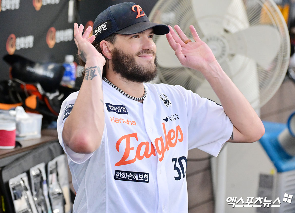 30일 오후 대전 한화생명 볼파크에서 열린 '2025 신한 SOL Bank KBO리그' 삼성 라이온즈와 한화 이글스의 경기, 2회말 1사 2루 한화 폰세가 하주석의 득점에 미소를 보이고 있다. 엑스포츠뉴스 DB