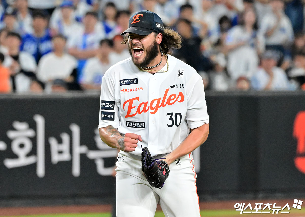 30일 오후 대전 한화생명 볼파크에서 열린 '2025 신한 SOL Bank KBO리그' 삼성 라이온즈와 한화 이글스의 경기, 6회초 수비를 마친 한화 폰세가 포효하고 있다. 엑스포츠뉴스 DB