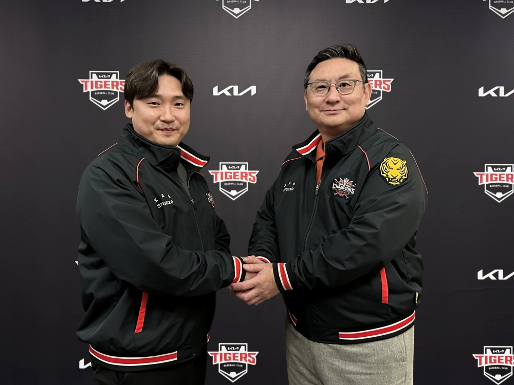 KIA 타이거즈가 FA 투수 이준영과 계약기간 3년, 총액 12억원에 계약했다. 앞서 내야수 박찬호(두산 베어스), 포수 한승택(KT 위즈)을 떠나보낸 KIA는 올겨울 처음으로 내부 FA와 계약을 맺었다. 이제 남은 내부 FA는 투수 양현종, 조상우, 외야수 최형우까지 총 3명이다. KIA 타이거즈