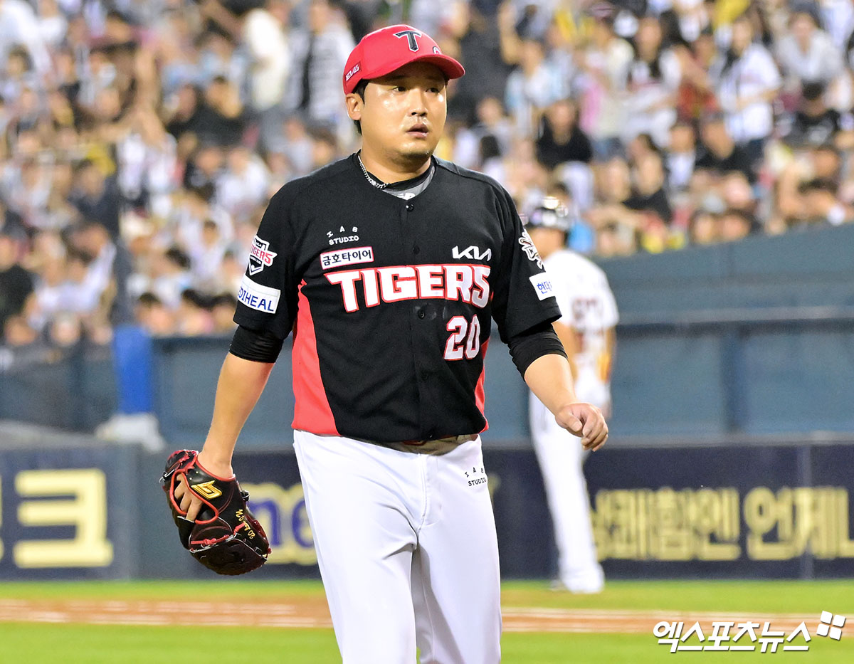 KIA 타이거즈가 FA 투수 이준영과 계약기간 3년, 총액 12억원에 계약했다. 앞서 내야수 박찬호(두산 베어스), 포수 한승택(KT 위즈)을 떠나보낸 KIA는 올겨울 처음으로 내부 FA와 계약을 맺었다. 이제 남은 내부 FA는 투수 양현종, 조상우, 외야수 최형우까지 총 3명이다. 엑스포츠뉴스 DB