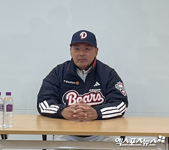 김원형 두산 베어스 감독이 23일 서울 잠실야구장에서 열린 '2025 곰들의 모임' 행사를 앞두고 취재진과 인터뷰에 응하고 있다. 잠실, 김유민 기자