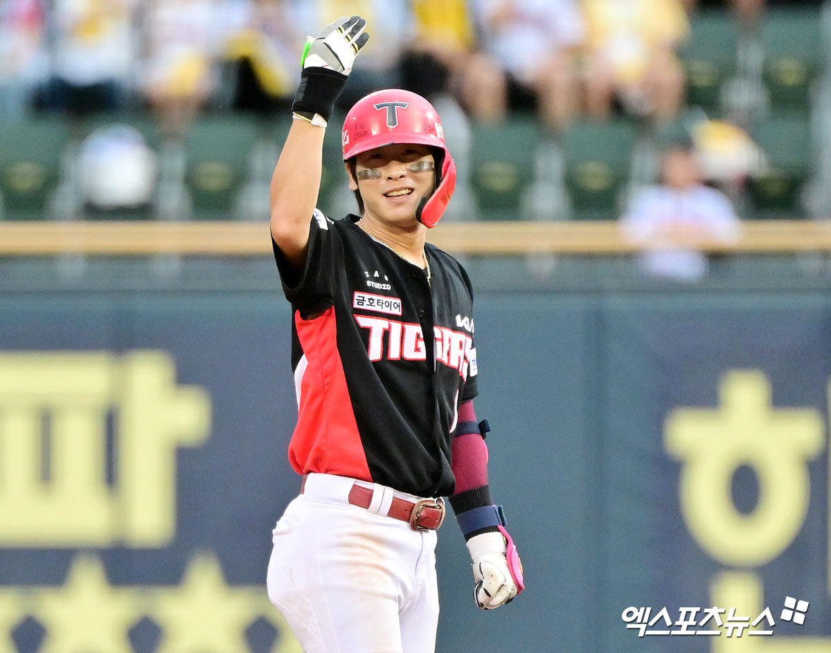 박찬호의 최대 강점은 바로 내구성이다. 그는 지난 2019년 133경기 출장을 시작으로 올해까지 7시즌 연속 130경기 이상 출장 기록을 이어오고 있다. 그는 최근 5시즌 유격수 소화이닝 1위(5481이닝)에 오르며 리그 최고의 내구성을 증명했다. 23일 잠실야구장에서 만난 박찬호는 '저는 그 기록을 아무도 못 깰 만큼 이어가고 싶다. 사실 내년까지 뛰면 최다 기록 타이다. 제가 다른 건 몰라도 출장에 대한 욕심이 있다. 제가 진짜 어디가 부러지고 이런 게 아니면 경기를 무조건 나간다'고 열의를 드러냈다. 엑스포츠뉴스 DB