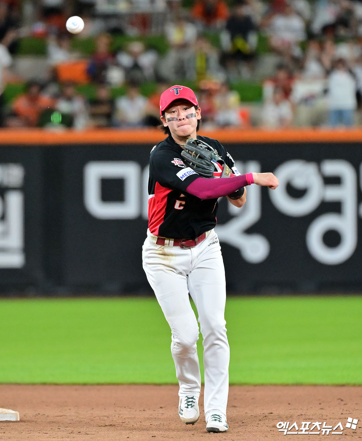 박찬호의 최대 강점은 바로 내구성이다. 그는 지난 2019년 133경기 출장을 시작으로 올해까지 7시즌 연속 130경기 이상 출장 기록을 이어오고 있다. 그는 최근 5시즌 유격수 소화이닝 1위(5481이닝)에 오르며 리그 최고의 내구성을 증명했다. 23일 잠실야구장에서 만난 박찬호는 '저는 그 기록을 아무도 못 깰 만큼 이어가고 싶다. 사실 내년까지 뛰면 최다 기록 타이다. 제가 다른 건 몰라도 출장에 대한 욕심이 있다. 제가 진짜 어디가 부러지고 이런 게 아니면 경기를 무조건 나간다'고 열의를 드러냈다. 엑스포츠뉴스 DB