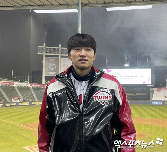 LG 트윈스 박해민이 22일 잠실야구장에서 열린 '2025 러브기빙 페스티벌 with(위드) 챔피언십'에서 팬들에게 감사 인사를 전했다. 행사 일정을 마친 박해민이 취재진과 인터뷰에 응하고 있다. 잠실, 김유민 기자