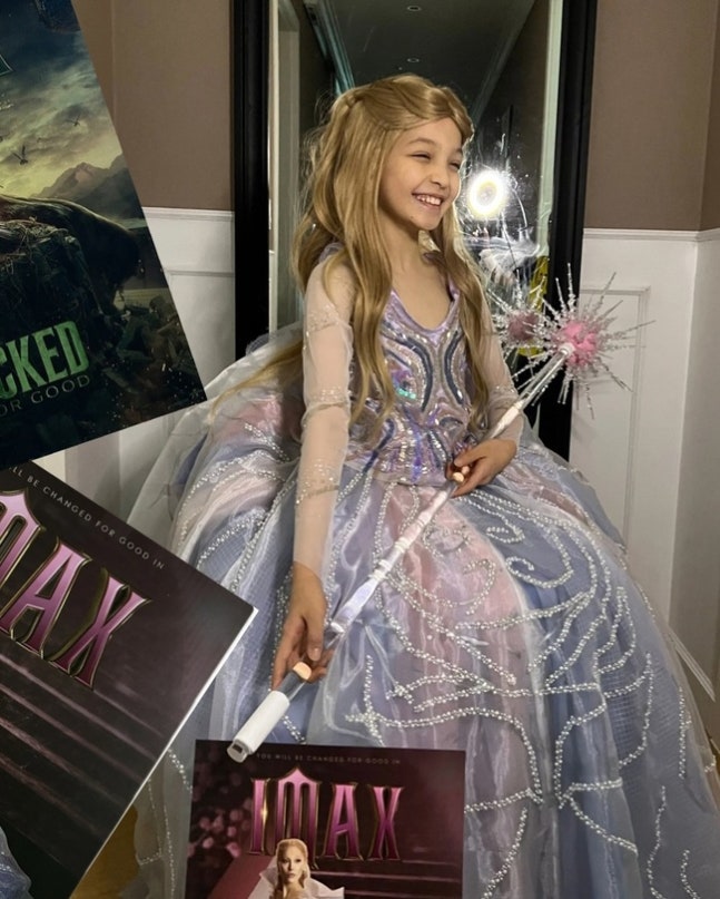 안나가 직접 만든 드레스를 공개했다 