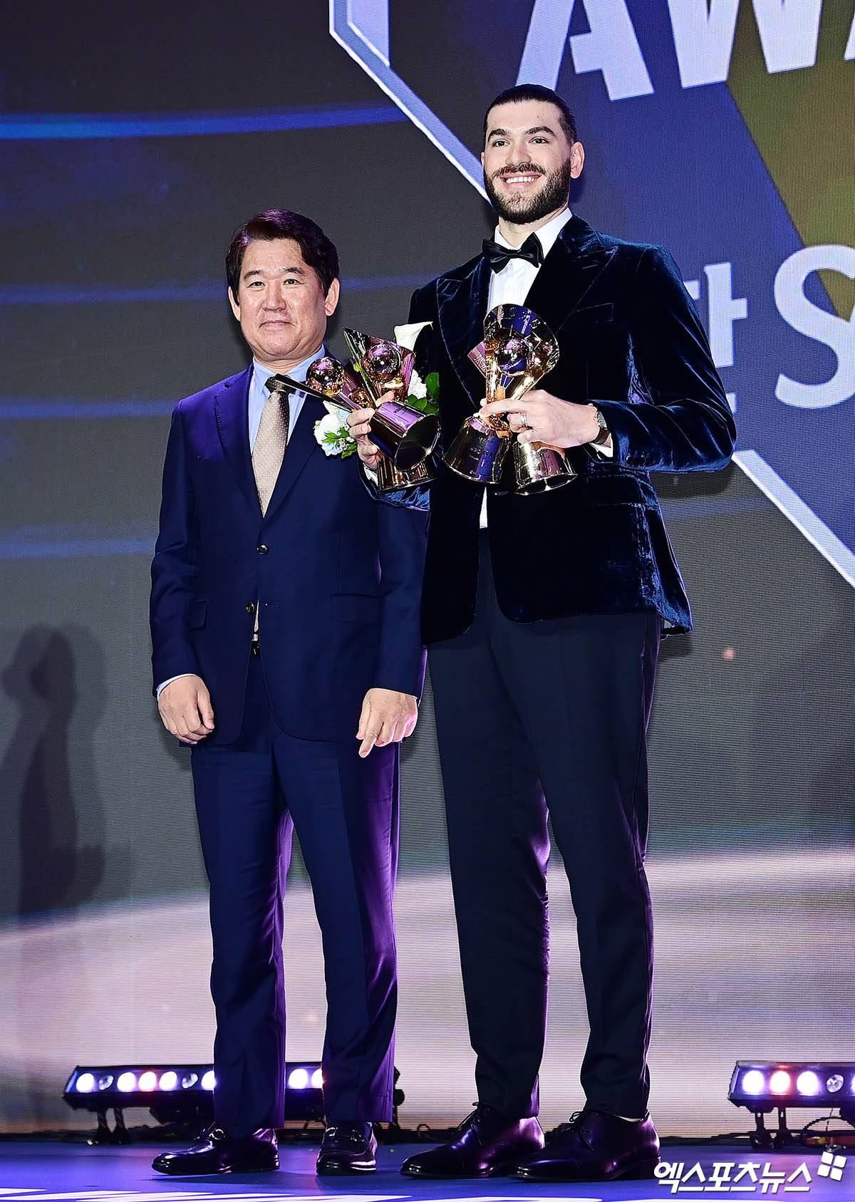 24일 오후 서울 신천동 롯데호텔월드에서 열린 '2025 신한 SOL Bank KBO 시상식'에 참석한 한화 폰세가 평균자책점상, 탈삼진상, 승률상, 승리상 수상 후 KBO 조계현 전력강화위원장과 기념 촬영을 하고 있다. 잠실, 박지영 기자